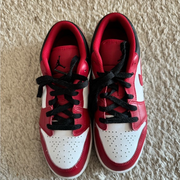 Red Nike dunks, 7Y - Picture 3 of 5